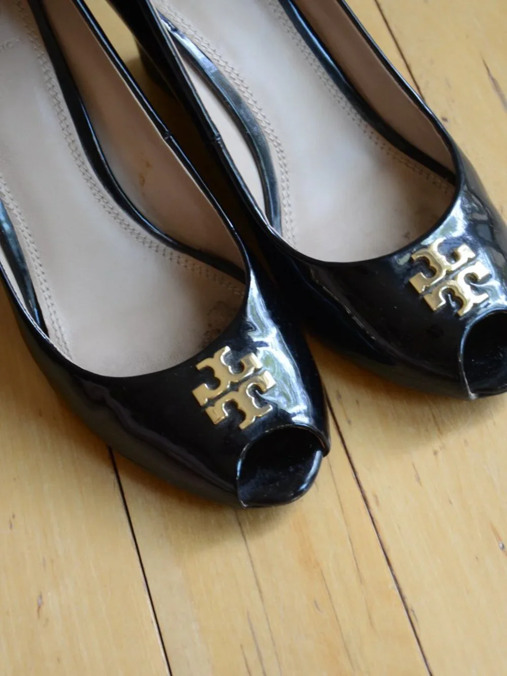 Tory Burch Jade Black Patent Leather Peep Toe Wedge Heels Size 8
